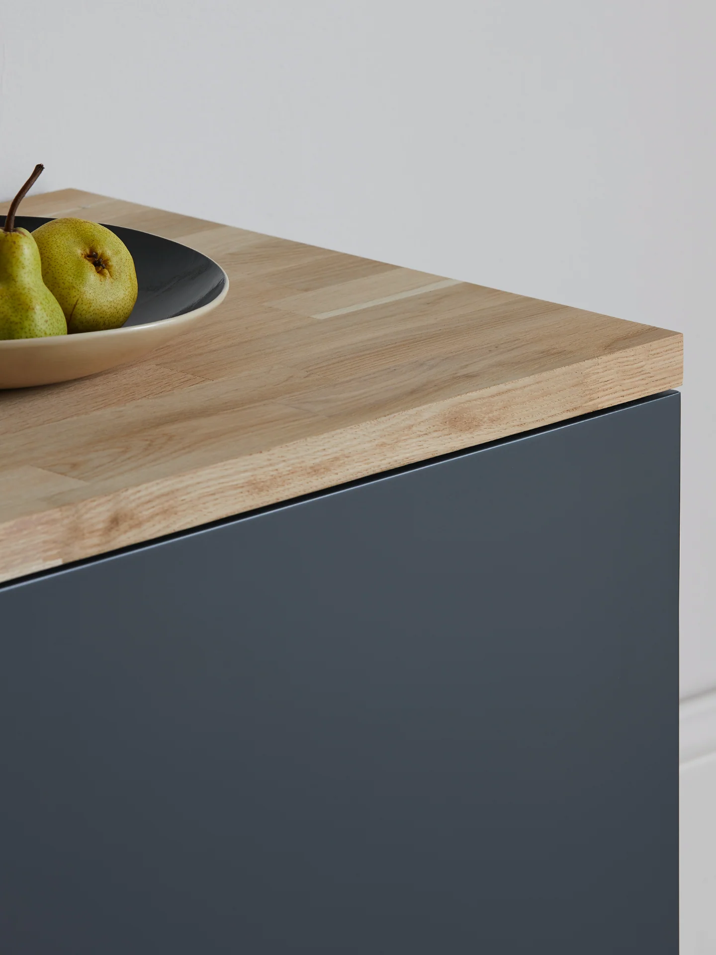 Bruton handleless sideboard with oak top - Image 3