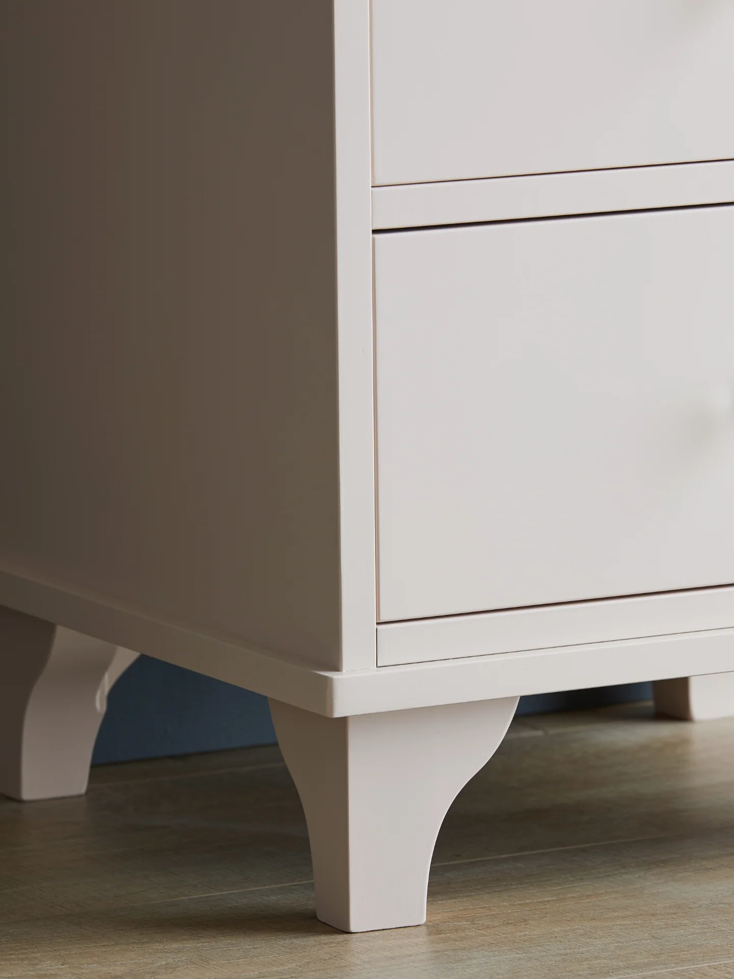 Evesham bedside chest - Image 3