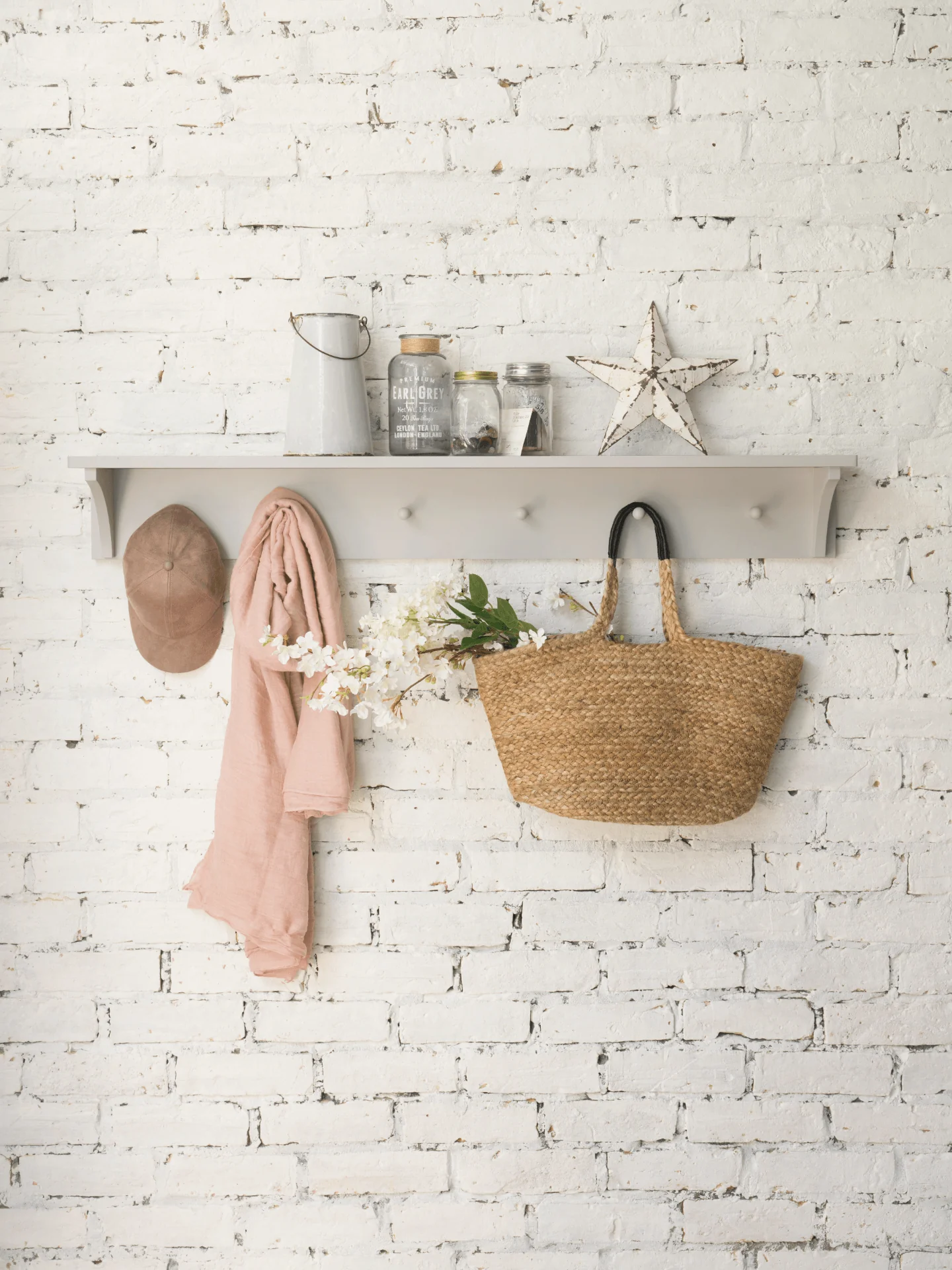 Somersby peg rail with shelf